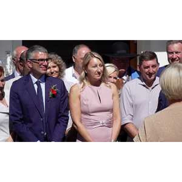 Lassessore regionale alle Autonomie locali Pierpaolo Roberti (a sinistra), al termine del pranzo protocollare seguito alla cerimonia delle Nozze Carsiche a Monrupino-Repentabor, nella frazione di Col, in cui la Presidente della Slovenia Natasa Pirc Musar ha indirizzato un discorso di saluto a tutte le rappresentanze istituzionali presenti. - Lassessore regionale alle Autonomie locali Pierpaolo Roberti (a sinistra), al termine del pranzo protocollare seguito alla cerimonia delle Nozze Carsiche a Monrupino-Repentabor, nella frazione di Col, in cui la Presidente della Slovenia Natasa Pirc Musar ha indirizzato un discorso di saluto a tutte le rappresentanze istituzionali presenti.