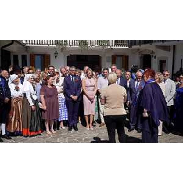 Lassessore regionale alle Autonomie locali Pierpaolo Roberti (al centro), al termine del pranzo protocollare seguito alla cerimonia delle Nozze Carsiche a Monrupino-Repentabor, nella frazione di Col, in cui la Presidente della Slovenia Natasa Pirc Musar ha indirizzato un discorso di saluto a tutte le rappresentanze istituzionali presenti. - Lassessore regionale alle Autonomie locali Pierpaolo Roberti (al centro), al termine del pranzo protocollare seguito alla cerimonia delle Nozze Carsiche a Monrupino-Repentabor, nella frazione di Col, in cui la Presidente della Slovenia Natasa Pirc Musar ha indirizzato un discorso di saluto a tutte le rappresentanze istituzionali presenti.