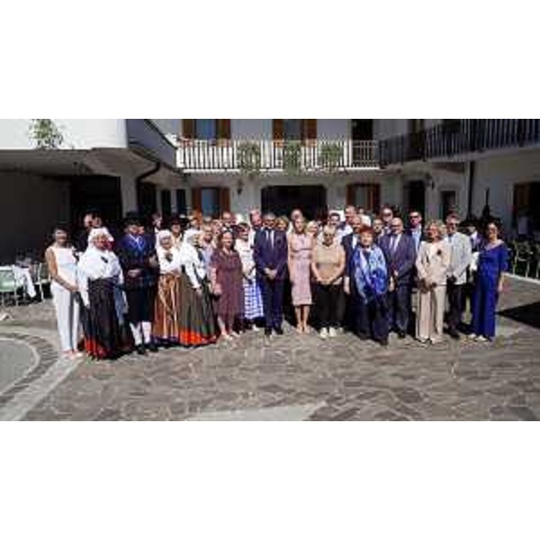 Lassessore regionale alle Autonomie locali Pierpaolo Roberti (al centro), al termine del pranzo protocollare seguito alla cerimonia delle Nozze Carsiche a Monrupino-Repentabor, nella frazione di Col, in cui la Presidente della Slovenia Natasa Pirc Musar ha indirizzato un discorso di saluto a tutte le rappresentanze istituzionali presenti. - Lassessore regionale alle Autonomie locali Pierpaolo Roberti (al centro), al termine del pranzo protocollare seguito alla cerimonia delle Nozze Carsiche a Monrupino-Repentabor, nella frazione di Col, in cui la Presidente della Slovenia Natasa Pirc Musar ha indirizzato un discorso di saluto a tutte le rappresentanze istituzionali presenti.