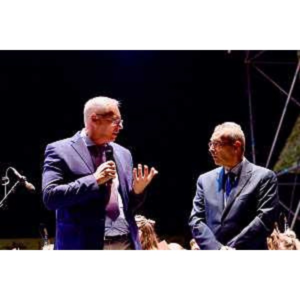 L'intervento del presidente del Cr Fvg, Mauro Bordin, a sinistra nella foto, durante la serata di Aquileia: accanto a lui Pasquale Moro, presidente di Anbima - L'intervento del presidente del Cr Fvg, Mauro Bordin, a sinistra nella foto, durante la serata di Aquileia: accanto a lui Pasquale Moro, presidente di Anbima