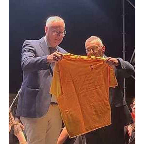 La maglietta regalata al presidente del Cr Fvg da parte di Anbima - La maglietta regalata al presidente del Cr Fvg da parte di Anbima