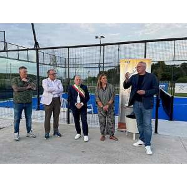 L'intervento del presidente del Cr Fvg Mauro Bordin, primo da destra nella foto, all'inaugurazione del campo di padel a Palazzolo dello Stella - L'intervento del presidente del Cr Fvg Mauro Bordin, primo da destra nella foto, all'inaugurazione del campo di padel a Palazzolo dello Stella