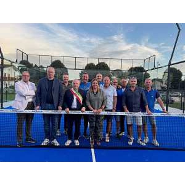 La foto di gruppo nell'area del nuovo campo: il presidente Bordin è il secondo da sinistra, accanto al sindaco di Palazzolo, Franco D'Altilia, e alla presidente del Tennis club, Cristina Fabbro - La foto di gruppo nell'area del nuovo campo: il presidente Bordin è il secondo da sinistra, accanto al sindaco di Palazzolo, Franco D'Altilia, e alla presidente del Tennis club, Cristina Fabbro