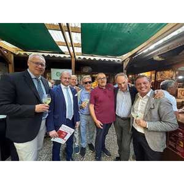 La foto di gruppo: il presidente Bordin è il primo da sinistra, accanto al sindaco di San Daniele, Pietro Valent. Il primo da destra è Alessandro Venanzi, vicesindaco di Udine - La foto di gruppo: il presidente Bordin è il primo da sinistra, accanto al sindaco di San Daniele, Pietro Valent. Il primo da destra è Alessandro Venanzi, vicesindaco di Udine