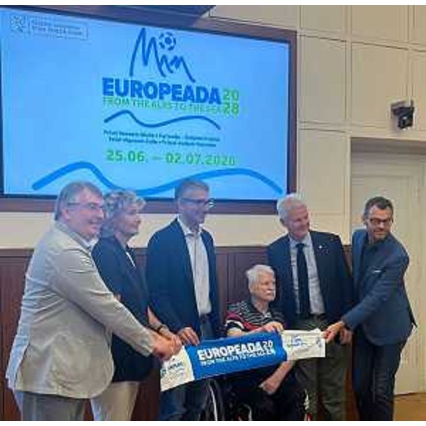 Lassessore alle Autonomie locali Pierpaolo Roberti (al centro) insieme ai rappresentanti delle istituzioni friulane e slovene che organizzeranno Europeada 2028. - Lassessore alle Autonomie locali Pierpaolo Roberti (al centro) insieme ai rappresentanti delle istituzioni friulane e slovene che organizzeranno Europeada 2028.