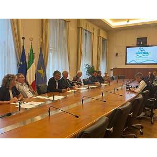 Un momento della sottoscrizione dello statuto dellAssociazione temporanea di scopo che organizzerà Europeada 2028. L'incontro si è tenuto a Trieste nella Sala multimediale della Regione. - Un momento della sottoscrizione dello statuto dellAssociazione temporanea di scopo che organizzerà Europeada 2028. L'incontro si è tenuto a Trieste nella Sala multimediale della Regione.