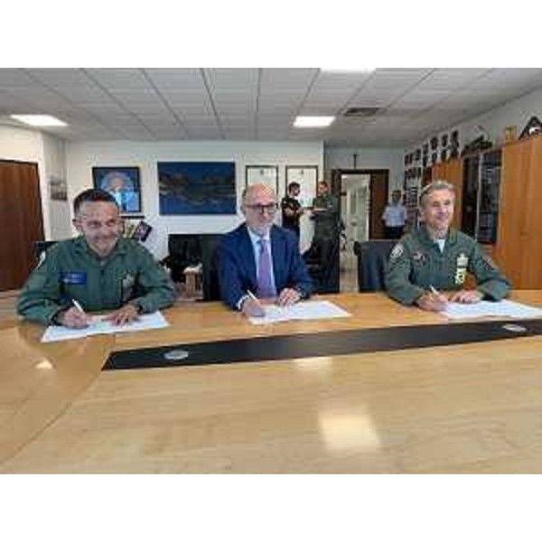 L'assessore regionale alla Protezione civile Riccardo Riccardi (al centro) con il Colonnello Giovanni Lodato, Comandante del 2° Stormo di Rivolto (a sinistra), e il Colonnello Salvatore La Luce, Comandante del Comando Aeroporto di Aviano (a destra) - L'assessore regionale alla Protezione civile Riccardo Riccardi (al centro) con il Colonnello Giovanni Lodato, Comandante del 2° Stormo di Rivolto (a sinistra), e il Colonnello Salvatore La Luce, Comandante del Comando Aeroporto di Aviano (a destra)