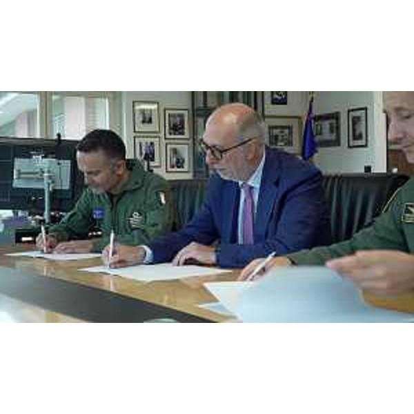L'assessore regionale alla Protezione civile Riccardo Riccardi alla firma della convenzione tra il 2° Stormo di Rivolto, il Comando Aeroporto di Aviano - L'assessore regionale alla Protezione civile Riccardo Riccardi alla firma della convenzione tra il 2° Stormo di Rivolto, il Comando Aeroporto di Aviano
