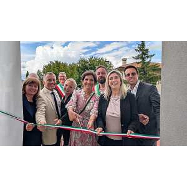 L'assessore Amirante (seconda da destra) al taglio del nastro - L'assessore Amirante (seconda da destra) al taglio del nastro
