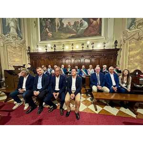 Amministratori e sindaci in chiesa a Latisana prima dell'inizio della cerimonia. Il presidente del Cr Fvg, Mauro Bordin, è il terzo da destra, accanto al parlamentare Graziano Pizzimenti e alla consigliera regionale Maddalena Spagnolo. Da sinistra, in prima fila, si riconoscono anche i consiglieri regionali Francesco Martines, Massimiliano Pozzo, Mauro Di Bert e Markus Maurmair - Amministratori e sindaci in chiesa a Latisana prima dell'inizio della cerimonia. Il presidente del Cr Fvg, Mauro Bordin, è il terzo da destra, accanto al parlamentare Graziano Pizzimenti e alla consigliera regionale Maddalena Spagnolo. Da sinistra, in prima fila, si riconoscono anche i consiglieri regionali Francesco Martines, Massimiliano Pozzo, Mauro Di Bert e Markus Maurmair