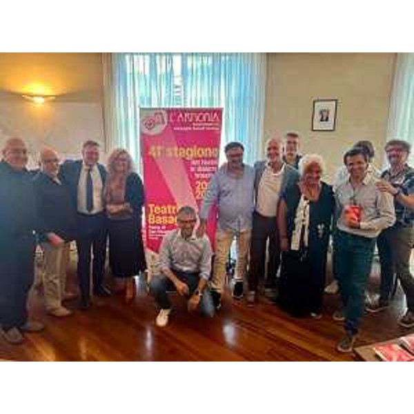 La foto di gruppo al termine della conferenza stampa ospitata dal Comune di Trieste. - La foto di gruppo al termine della conferenza stampa ospitata dal Comune di Trieste.