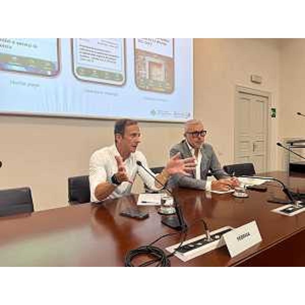 Il governatore Fedriga e l'assessore Bini nel corso della presentazione - Il governatore Fedriga e l'assessore Bini nel corso della presentazione