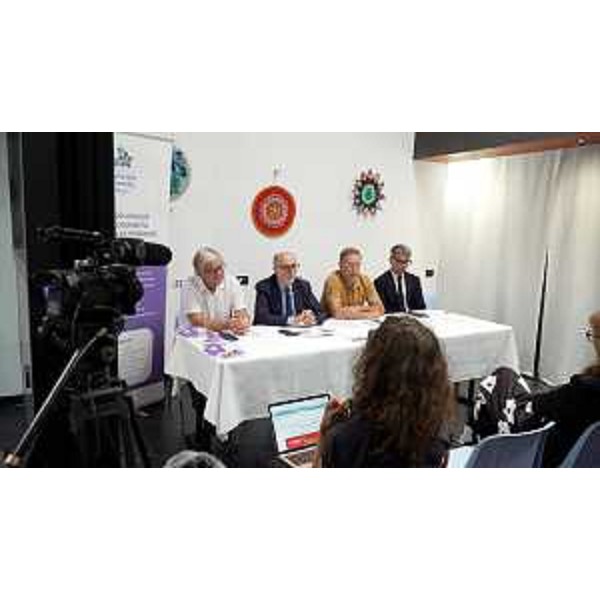 Una fase della conferenza stampa nella sede della Pro loco di Muggia - Una fase della conferenza stampa nella sede della Pro loco di Muggia