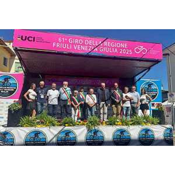 Il presidente Bordin, le autorità locali e gli organizzatori sul palco del Giro ciclistico internazionale Fvg under 23 - Il presidente Bordin, le autorità locali e gli organizzatori sul palco del Giro ciclistico internazionale Fvg under 23