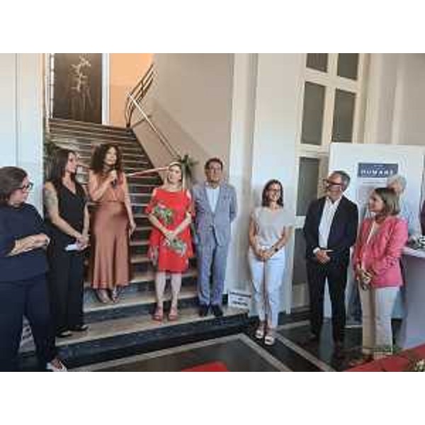 Al centro l'assessore Amirante con l'artista Alessandra Aita, gli organizzatori della mostra e i rappresentanti delle imprese che la sostengono - Al centro l'assessore Amirante con l'artista Alessandra Aita, gli organizzatori della mostra e i rappresentanti delle imprese che la sostengono 