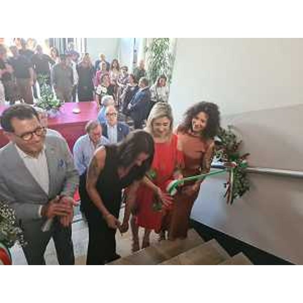 L'assessore Cristina Amirante al taglio del nastro dell'esposizione organizzata a Pordenone - L'assessore Cristina Amirante al taglio del nastro dell'esposizione organizzata a Pordenone