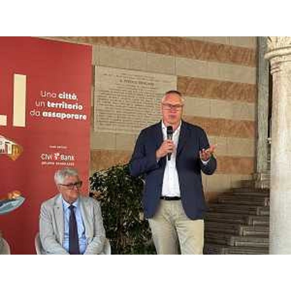 L'intervento di Mauro Bordin, presidente del Cr Fvg, oggi a Udine. Accanto a lui il sindaco Alberto Felice De Toni - L'intervento di Mauro Bordin, presidente del Cr Fvg, oggi a Udine. Accanto a lui il sindaco Alberto Felice De Toni