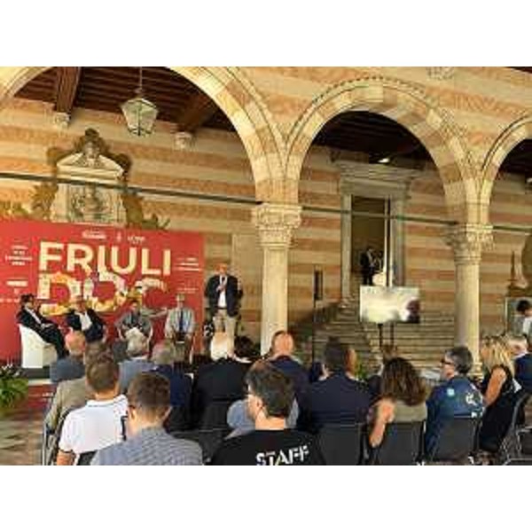 L'affollata platea che ha seguito la presentazione, durante l'intervento del presidente Bordin - L'affollata platea che ha seguito la presentazione, durante l'intervento del presidente Bordin