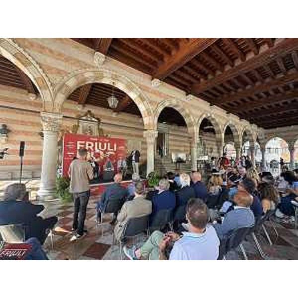 Un altro momento della conferenza stampa organizzata dal Comune di Udine sotto la Loggia del Lionello - Un altro momento della conferenza stampa organizzata dal Comune di Udine sotto la Loggia del Lionello