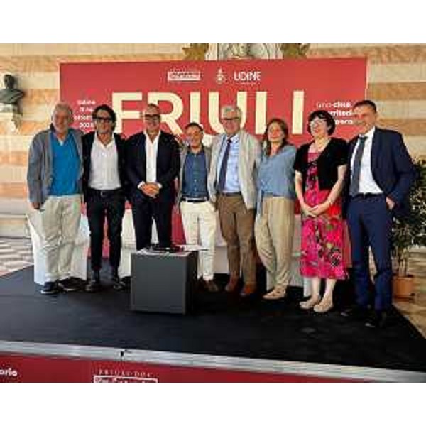 Foto di gruppo al termine della presentazione di Friuli Doc - Foto di gruppo al termine della presentazione di Friuli Doc