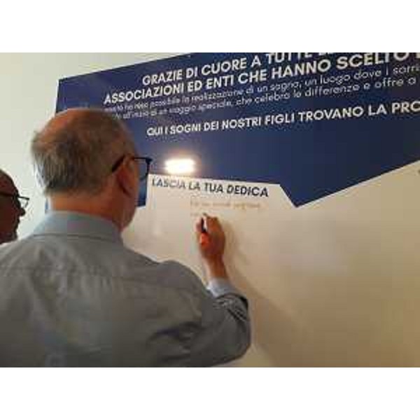 L'assessore Ric cardo Riccardi scrive la sua dedica alla Casa dell'autismo - L'assessore Ric cardo Riccardi scrive la sua dedica alla Casa dell'autismo