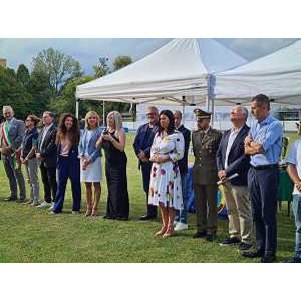 L'assessore regionale Cristina Amirante, al centro, all'apertura del 30. Memorial di atletica Agosti con le autorità schierate - L'assessore regionale Cristina Amirante, al centro, all'apertura del 30. Memorial di atletica Agosti con le autorità schierate