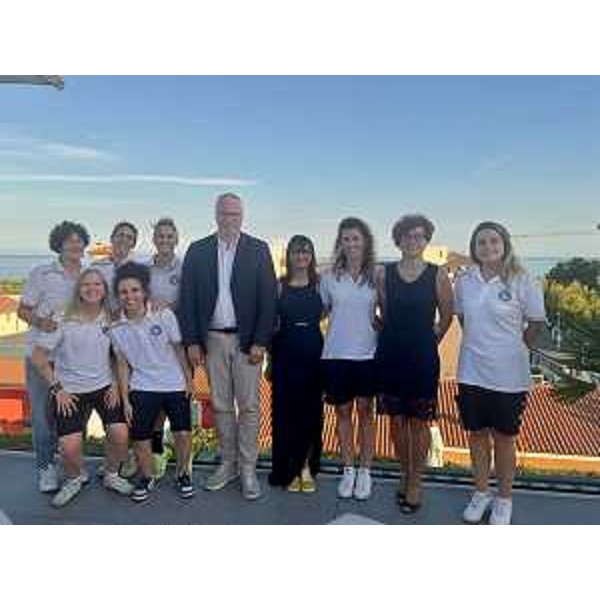 Al centro il presidente del Consiglio regionale Mauro Bordin, con la presidente dell'associazione Endometriosi Fvg Odv Sonia Manente e la nazionale italiana di pallacanestro femminile sorde. - Al centro il presidente del Consiglio regionale Mauro Bordin, con la presidente dell'associazione Endometriosi Fvg Odv Sonia Manente e la nazionale italiana di pallacanestro femminile sorde. 