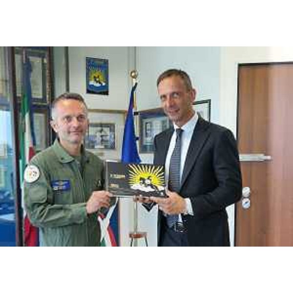 Il governatore della Regione Massimiliano Fedriga con il comandante II° Stormo Giovanni Lodato - Il governatore della Regione Massimiliano Fedriga con il comandante II° Stormo Giovanni Lodato