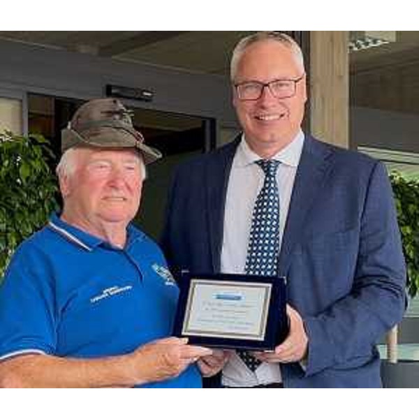 La consegna della targa del Cr da parte del presidente Mauro Bordin ( a destra) al capogruppo degli Alpini di Lignano Sabbiadoro, Ermanno Benvenuti - La consegna della targa del Cr da parte del presidente Mauro Bordin ( a destra) al capogruppo degli Alpini di Lignano Sabbiadoro, Ermanno Benvenuti