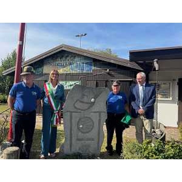 A destra il presidente Mauro Bordin insieme alla sindaca di Lignano Laura Giorgi durante un momento delle celebrazioni per il 60esimo anniversario della fondazione alpini. - A destra il presidente Mauro Bordin insieme alla sindaca di Lignano Laura Giorgi durante un momento delle celebrazioni per il 60esimo anniversario della fondazione alpini.