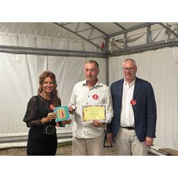 Da sinistrail sindaco di Pocenia, Debora Furlan, il donatore benemerito Francesco Paravano e il presidente del Cr, Mauro Bordin - Da sinistrail sindaco di Pocenia, Debora Furlan, il donatore benemerito Francesco Paravano e il presidente del Cr, Mauro Bordin 