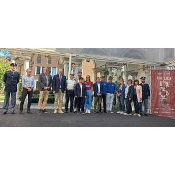 Il presidente del Cr Fvg, Mauro Bordin, quarto da sinistra nella foto di gruppo nel cortile di Palazzo Morpurgo a Udine - Il presidente del Cr Fvg, Mauro Bordin, quarto da sinistra nella foto di gruppo nel cortile di Palazzo Morpurgo a Udine