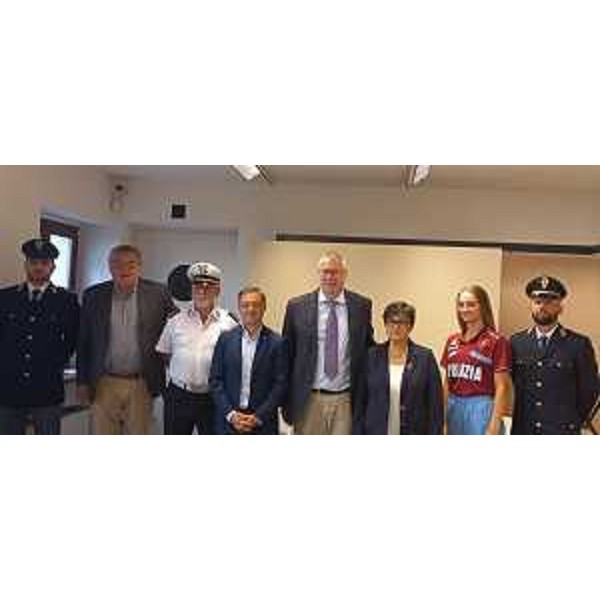 Una foto di gruppo interna al termine della presentazione: il presidente Bordin è il quarto da destra; seconda da destra l'atleta Tara Dragas - Una foto di gruppo interna al termine della presentazione: il presidente Bordin è il quarto da destra; seconda da destra l'atleta Tara Dragas