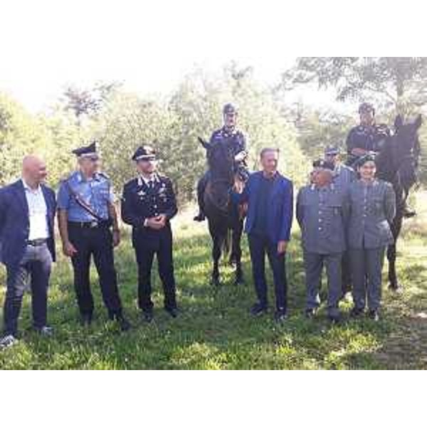 Lassessore alla Difesa dellambiente Fabio Scoccimarro (al centro) durante la presentazione della sperimentazione di vigilanza ambientale a cavallo sul Carso triestino. - Lassessore alla Difesa dellambiente Fabio Scoccimarro (al centro) durante la presentazione della sperimentazione di vigilanza ambientale a cavallo sul Carso triestino.