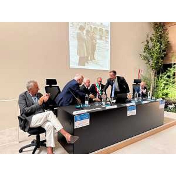 Il tavolo dei relatori - Il tavolo dei relatori