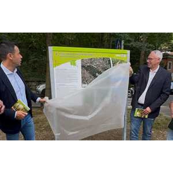 A sinistra il presidente del Cr, Mauro Bordin durante l'inaugurazione del percoso 10mila passi di salute del bosco del Farneto. - A sinistra il presidente del Cr, Mauro Bordin durante l'inaugurazione del percoso 10mila passi di salute del bosco del Farneto. 