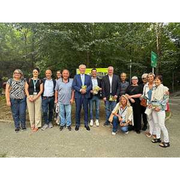 Un momento dell'inaugurazione del percorso del bosco del Farneto a Trieste nell'ambito dell'iniziativa Fvg in movimento, 10mila passi di salute. - Un momento dell'inaugurazione del percorso del bosco del Farneto a Trieste nell'ambito dell'iniziativa Fvg in movimento, 10mila passi di salute. 