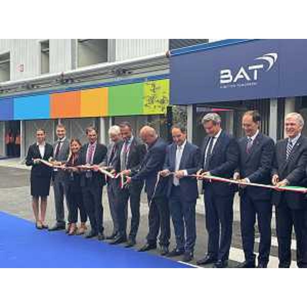 Il momento del taglio del nastro all'interno dello stabilimento di San Dorligo della Valle. - Il momento del taglio del nastro all'interno dello stabilimento di San Dorligo della Valle.