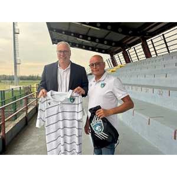 Il presidente del Cr Fvg, Mauro Bordin, a sinistra nella foto, accanto a Sergio De Nobili, presidente del Rugby club Pasian di Prato - Il presidente del Cr Fvg, Mauro Bordin, a sinistra nella foto, accanto a Sergio De Nobili, presidente del Rugby club Pasian di Prato