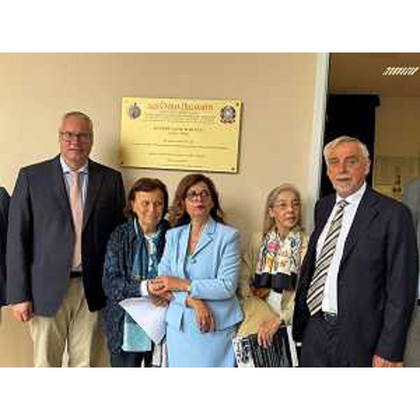 Il presidente Bordin primo da sinistra nella foto con i familiari di Enzo Barazza, la dirigente Castellano e Franco Brussa, davanti alla targa dell'intitolazione - Il presidente Bordin primo da sinistra nella foto con i familiari di Enzo Barazza, la dirigente Castellano e Franco Brussa, davanti alla targa dell'intitolazione 