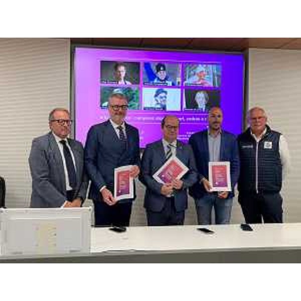 Foto di gruppo al termine della conferenza stampa di presentazione dell'ultima tappa dello Sport business forum in programma a Gemona del Friuli. - Foto di gruppo al termine della conferenza stampa di presentazione dell'ultima tappa dello Sport business forum in programma a Gemona del Friuli.