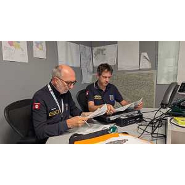 L'assessore regionale alla Protezione civile, Riccardo Riccardi, nella sede di Palmanova della Pcr Fvg, fa il punto della situazione maltempo insieme al direttore centrale, Amedeo Aristei e ad alcuni funzionari, nella sala di monitoraggio del Centro funzionale decentrato (Cfd). - L'assessore regionale alla Protezione civile, Riccardo Riccardi, nella sede di Palmanova della Pcr Fvg, fa il punto della situazione maltempo insieme al direttore centrale, Amedeo Aristei e ad alcuni funzionari, nella sala di monitoraggio del Centro funzionale decentrato (Cfd). 