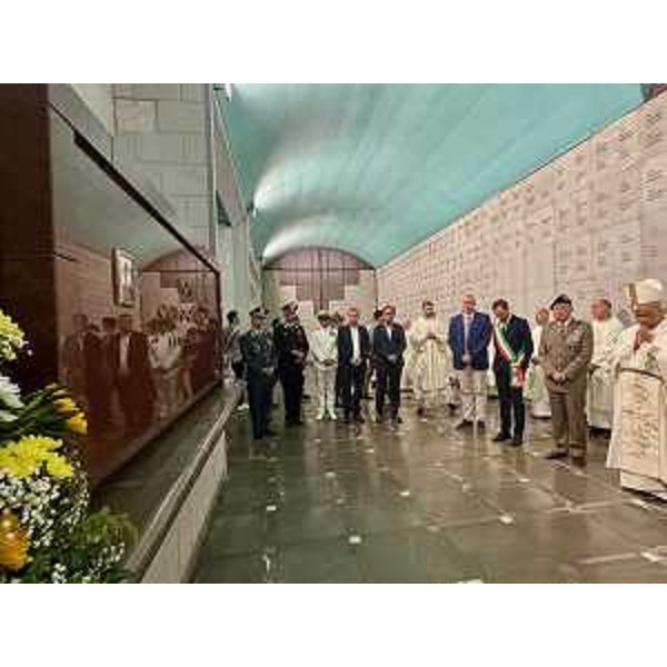 Foto di gruppo all'interno del Tempio di Cargnacco - Foto di gruppo all'interno del Tempio di Cargnacco