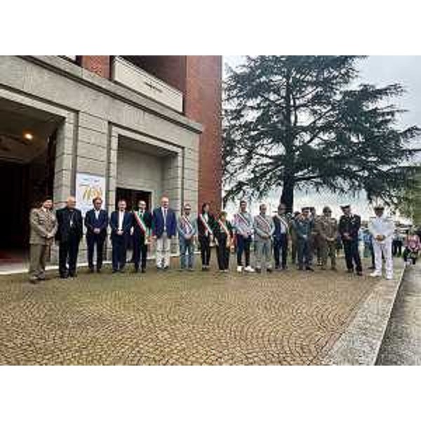 Foto di gruppo davanti al Tempio di Cargnacco - Foto di gruppo davanti al Tempio di Cargnacco