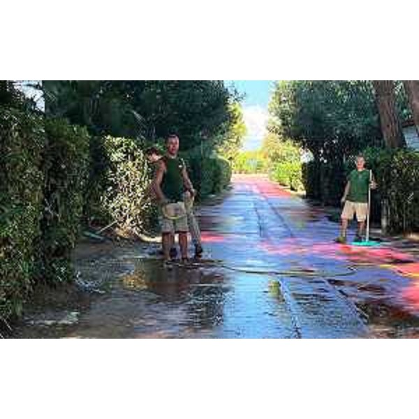 Personale del camping che compie gli ultimi interventi di pulizia all'interno della struttura ricettiva - Personale del camping che compie gli ultimi interventi di pulizia all'interno della struttura ricettiva