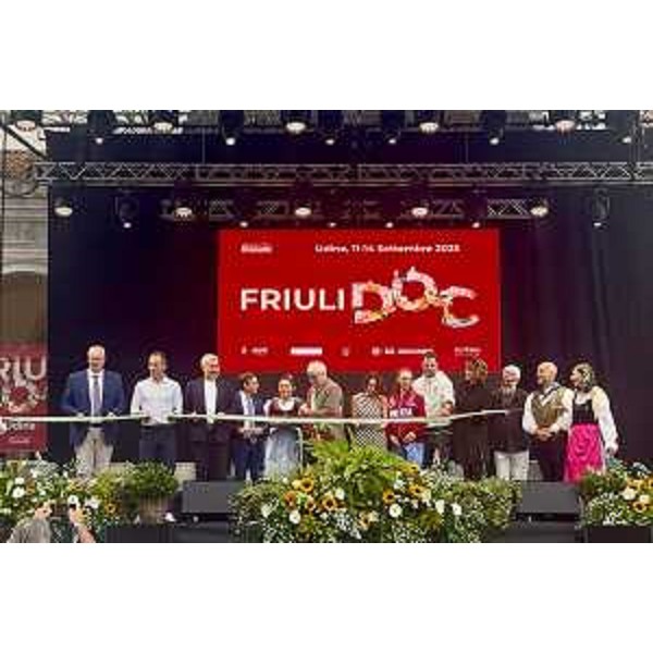Il taglio del nastro di Friuli Doc 2025: il presidente del Cr Fvg, Mauro Bordin, è il primo da sinistra, accanto al governatore Massimiliano Fedriga - Il taglio del nastro di Friuli Doc 2025: il presidente del Cr Fvg, Mauro Bordin, è il primo da sinistra, accanto al governatore Massimiliano Fedriga