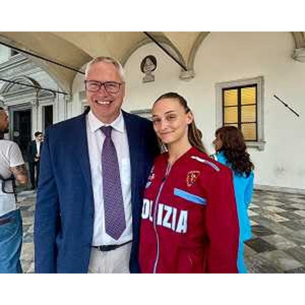 Il presidente Bordin accanto a Tara Dragas, l'atleta di ginnastica ritmica testimonial della manifestazione - Il presidente Bordin accanto a Tara Dragas, l'atleta di ginnastica ritmica testimonial della manifestazione
