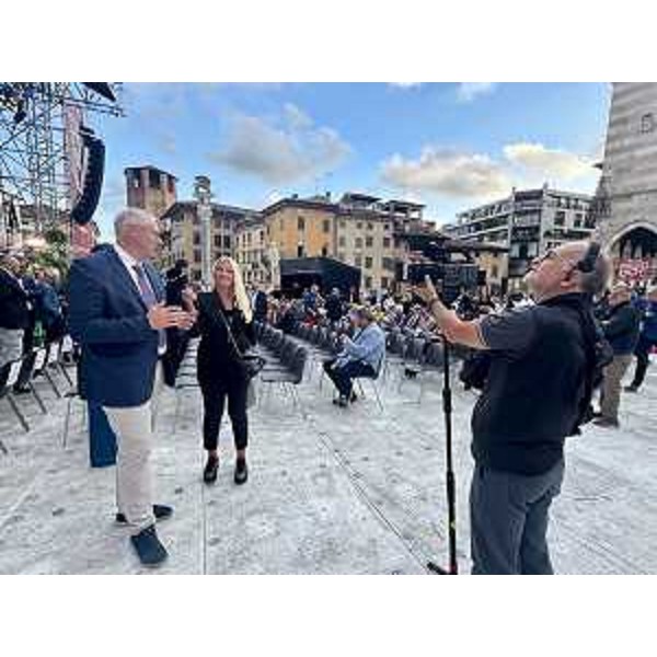 Il presidente Bordin intervistato dalle tv prima dell'inizio della cerimonia in piazza Libertà a Udine - Il presidente Bordin intervistato dalle tv prima dell'inizio della cerimonia in piazza Libertà a Udine
