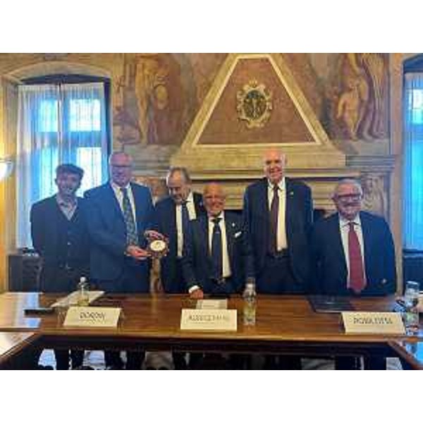 La foto di gruppo dopo la consegna del sigillo del Cr: il presidente Bordin è il secondo da sinistra, tra Angelo Gennaccaro (Provincia autonoma di Bolzano), il presidente della Conferenza Aurigemma, Stefano Balleari (presidente Cr Liguria), Roberto Paccher (presidente Cr Trentino-Alto Adige) e Donato Robilotta, direttore generale della Conferenza - La foto di gruppo dopo la consegna del sigillo del Cr: il presidente Bordin è il secondo da sinistra, tra Angelo Gennaccaro (Provincia autonoma di Bolzano), il presidente della Conferenza Aurigemma, Stefano Balleari (presidente Cr Liguria), Roberto Paccher (presidente Cr Trentino-Alto Adige) e Donato Robilotta, direttore generale della Conferenza