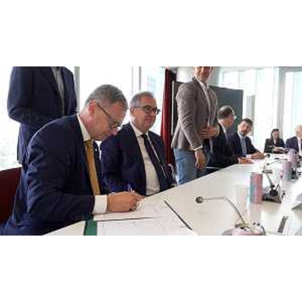 L'assessore Stefano Zannier mentre firma l'importante accordo sullo sviluppo della filiera del pioppo - L'assessore Stefano Zannier mentre firma l'importante accordo sullo sviluppo della filiera del pioppo